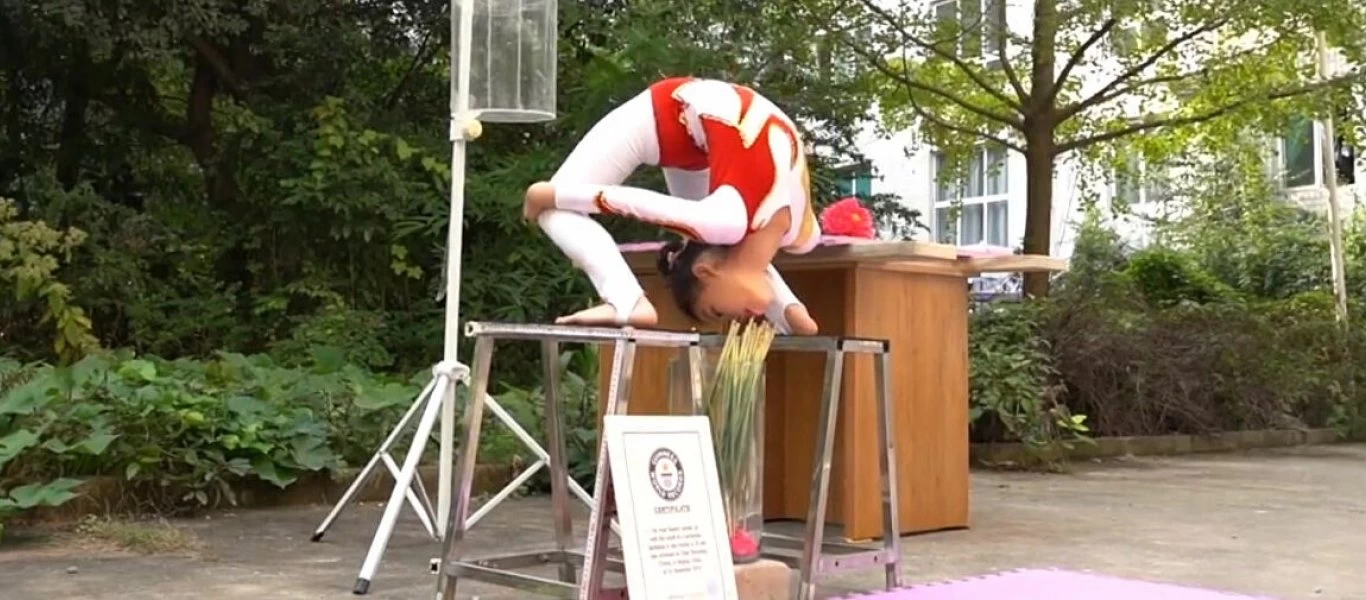 Κίνα: 9χρονη έκανε παγκόσμιο ρεκόρ με την απίστευτη ευλυγισία της (βίντεο)